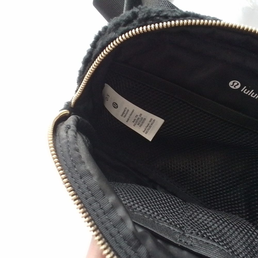 NEW Lululemon Athletica Everywhere Belt Bag Fleece Sherpa Black 1L - Picture 11 of 13